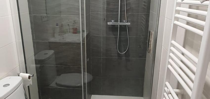 Baño Estilo moderno Color marron, marron, gris  diseñado por ROTHEMBER CONSTRUCCIONES | Gremio 