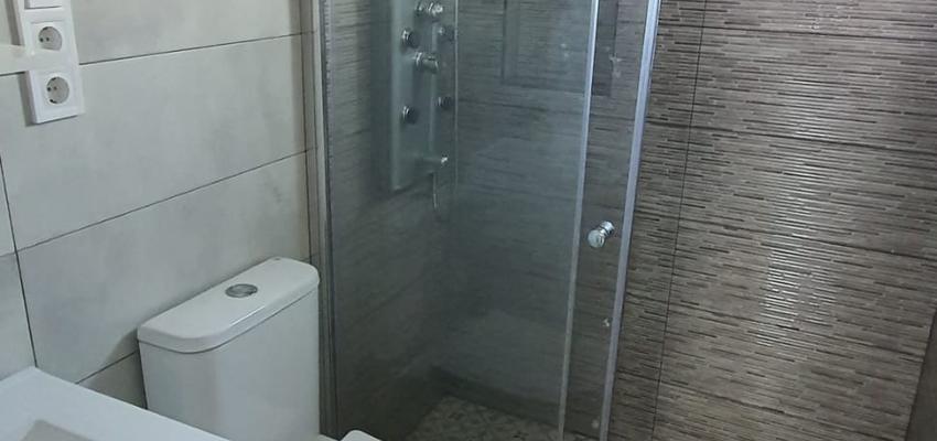 Baño Estilo moderno Color blanco, gris, plateado  diseñado por ROTHEMBER CONSTRUCCIONES | Gremio 