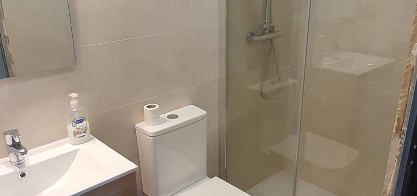 Baño Estilo moderno Color marron, beige, blanco  diseñado por ROTHEMBER CONSTRUCCIONES | Gremio 