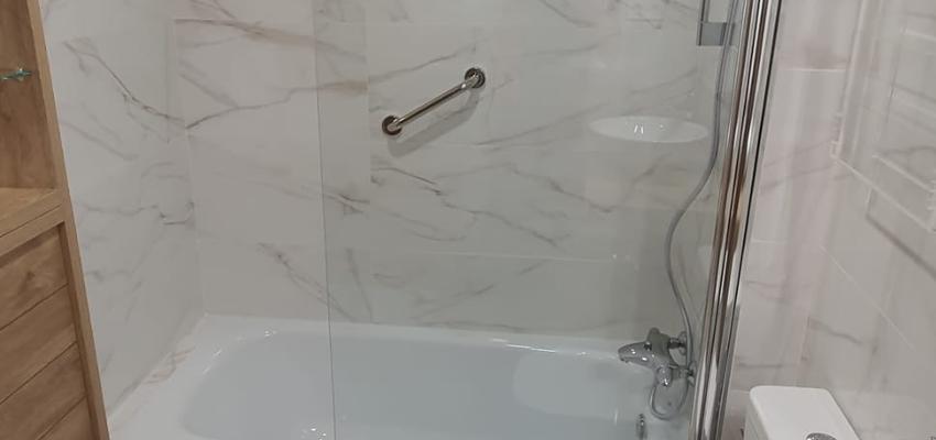 Baño Estilo moderno Color marron, gris, plateado  diseñado por ROTHEMBER CONSTRUCCIONES | Gremio 