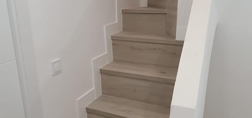 Escalera Estilo moderno Color beige, blanco, plateado  diseñado por ROTHEMBER CONSTRUCCIONES | Gremio 