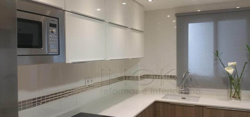 Cocina Estilo contemporaneo Color marron, marron, blanco  diseñado por Inoka Reformas e Interiorismo | Gremio | Copyright Inoka