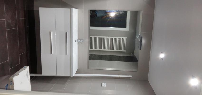 Baño style moderno color turquesa, azul cielo, blanco, gris, gris  diseñado por Pilar Lopez Molero | Interiorista 