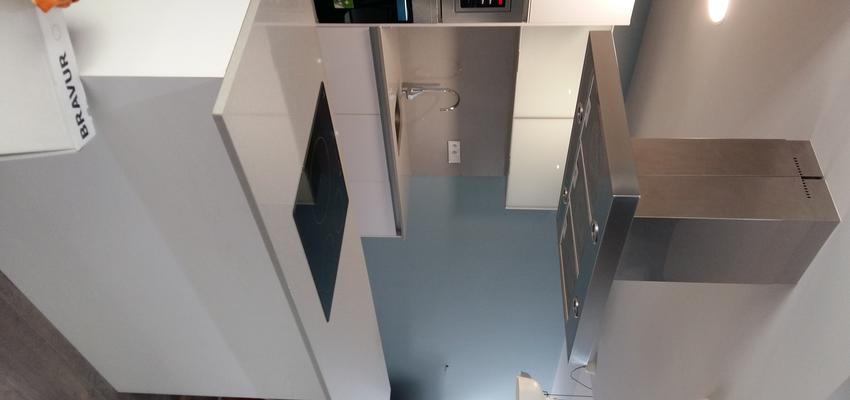 Cocina style moderno color azul cielo, marron, blanco, gris  diseñado por Pilar Lopez Molero | Interiorista 