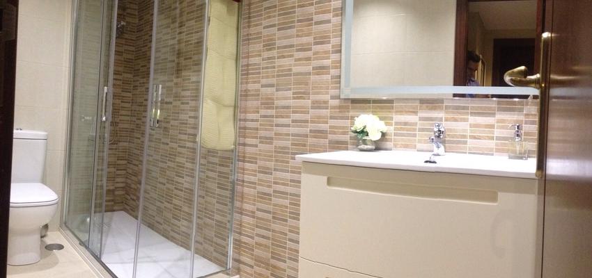 Baño Estilo contemporaneo Color beige, marron, beige, blanco  diseñado por Soloducha | Gremio | Copyright La foto es de SoloDucha