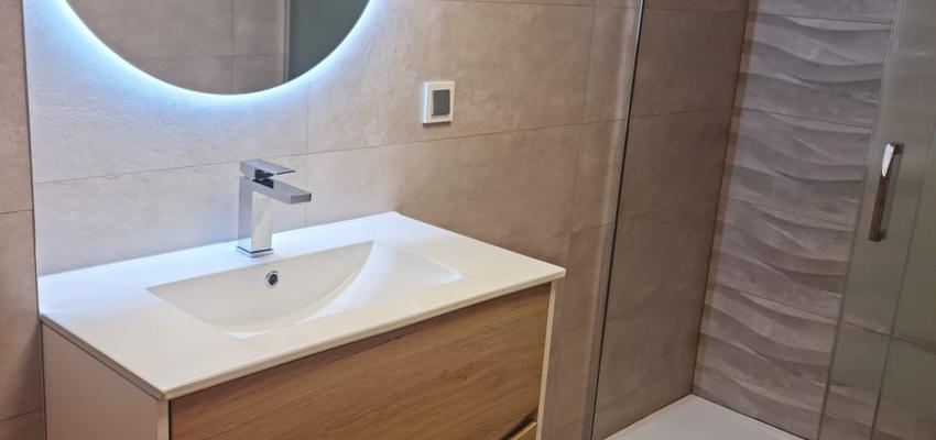 Baño Estilo moderno Color marron  diseñado por SoloDucha | Reformista, constructor 