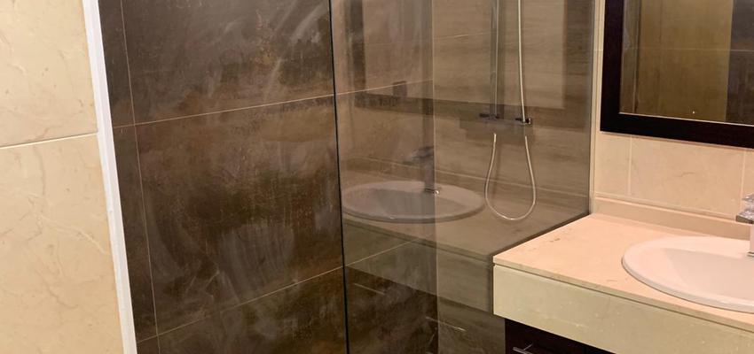 Baño Estilo moderno Color beige, marron, blanco  diseñado por SoloDucha | Reformista, constructor 