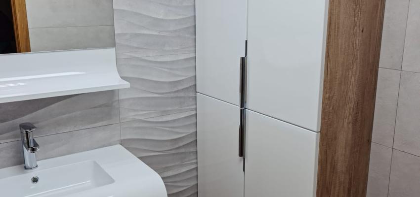 Baño Estilo moderno Color marron, blanco  diseñado por SoloDucha | Reformista, constructor 