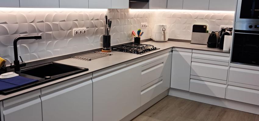 Cocina Estilo moderno Color marron, blanco, gris  diseñado por SoloDucha | Reformista, constructor 