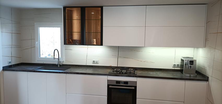 Cocina Estilo moderno Color blanco, gris  diseñado por M2S Proyectos - SoloDucha | Reformista, constructor 