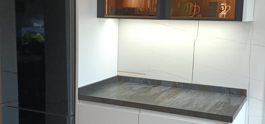 Cocina Estilo moderno Color marron, blanco, negro  diseñado por SoloDucha | Reformista, constructor 