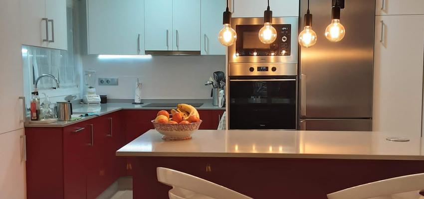 Cocina Estilo moderno Color rojo, marron, blanco  diseñado por SoloDucha | Reformista, constructor 