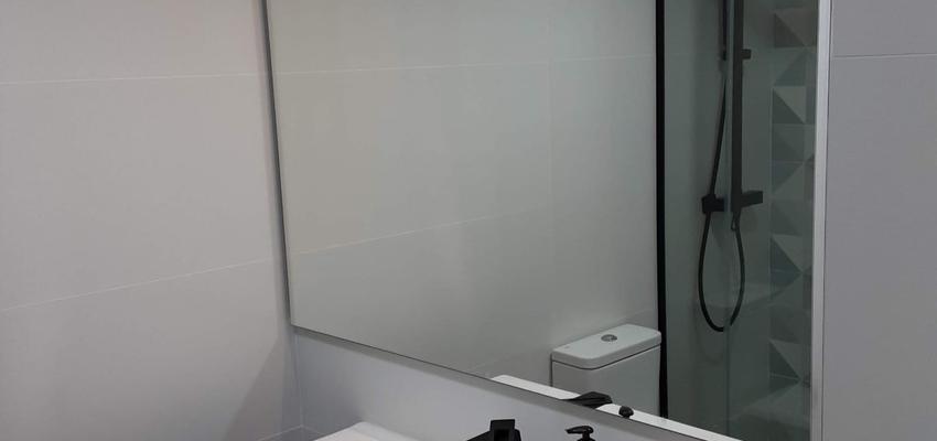 Baño Estilo moderno Color azul, blanco, negro  diseñado por SoloDucha | Reformista, constructor 