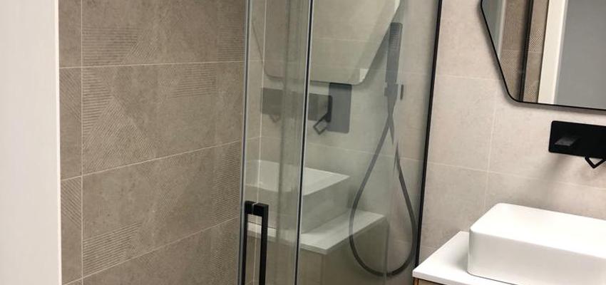 Baño Estilo moderno Color marron, marron, blanco  diseñado por SoloDucha | Reformista, constructor 