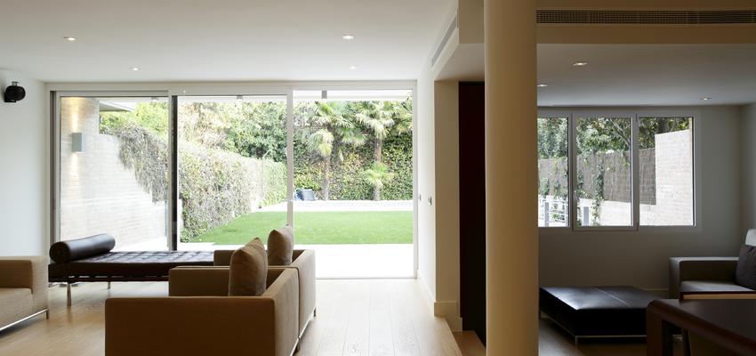 Salon style moderno color marron, blanco  diseñado por Aurora Gómez- Renova Design Arquitectura | Arquitecto 
