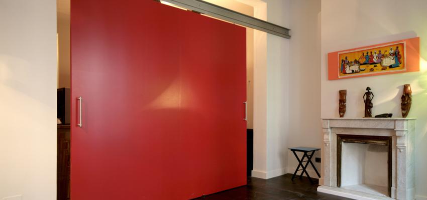 Salon style moderno color rojo, marron, blanco  diseñado por Aurora Gómez- Renova Design Arquitectura | Arquitecto 