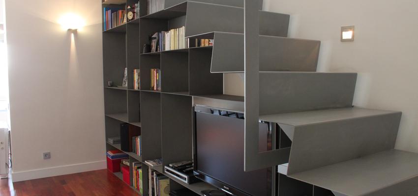 Escalera style moderno color rojo, gris, gris  diseñado por Aurora Gómez- Renova Design Arquitectura | Arquitecto | Copyright Renova Design Arquitectura