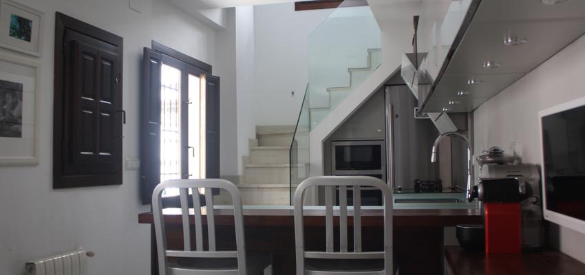 Cocina, Escalera style contemporaneo color beige, marron, beige, blanco, gris  diseñado por reformmia | Arquitecto 