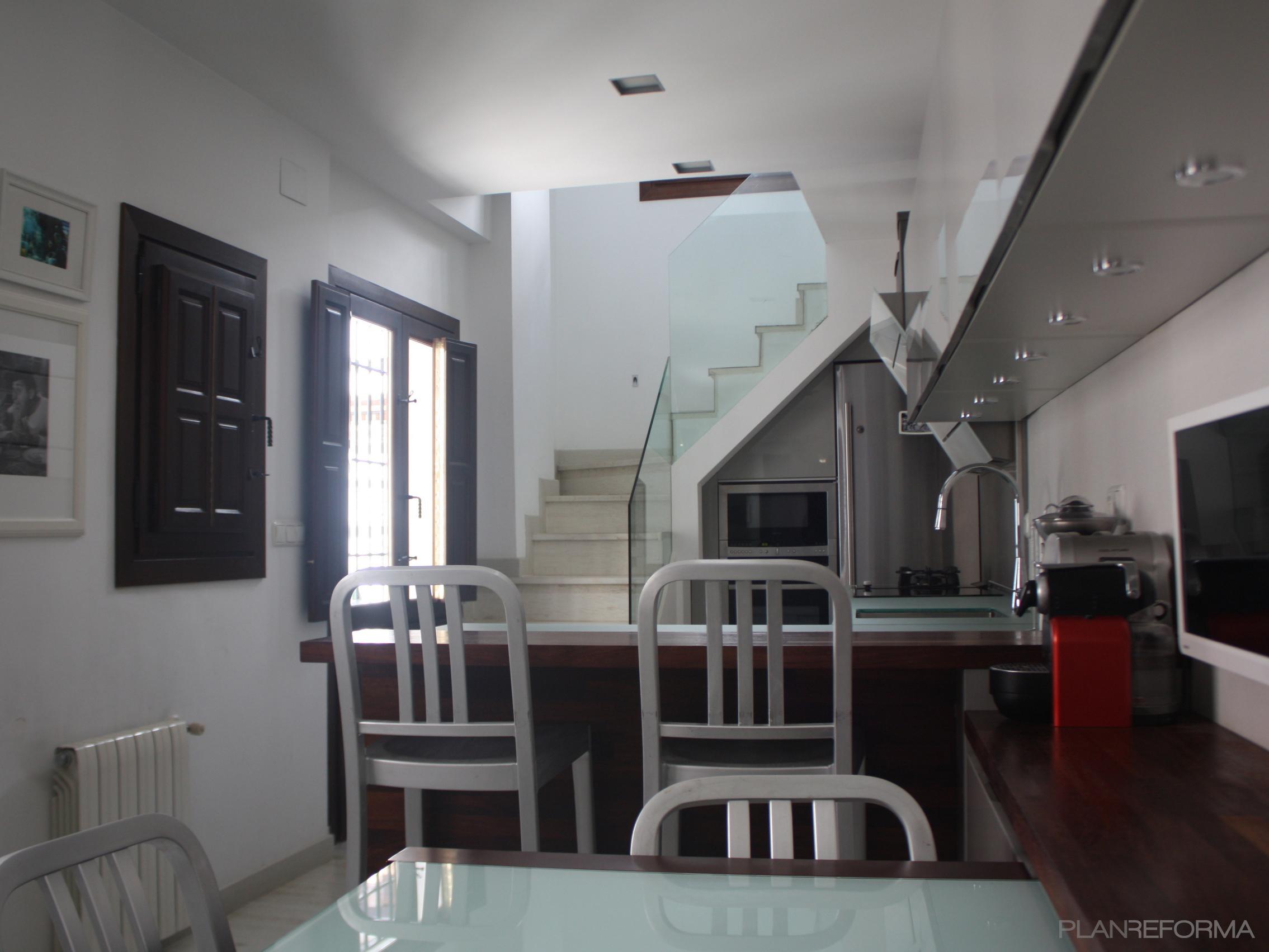 Cocina, Escalera style contemporaneo color beige, marron, beige, blanco, gris  diseñado por reformmia | Arquitecto 