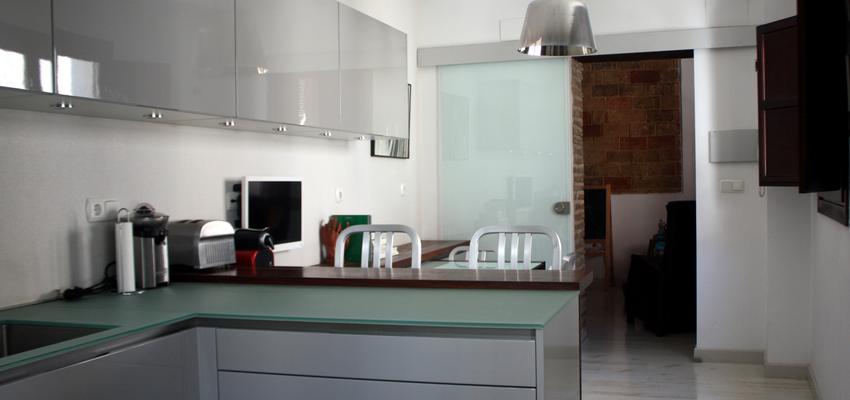 Cocina style contemporaneo color marron, beige, blanco, gris, plateado  diseñado por reformmia | Arquitecto 