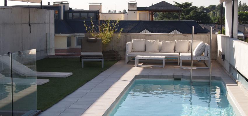 Piscina, Exterior style contemporaneo color azul cielo, blanco, gris, negro  diseñado por reformmia | Arquitecto 