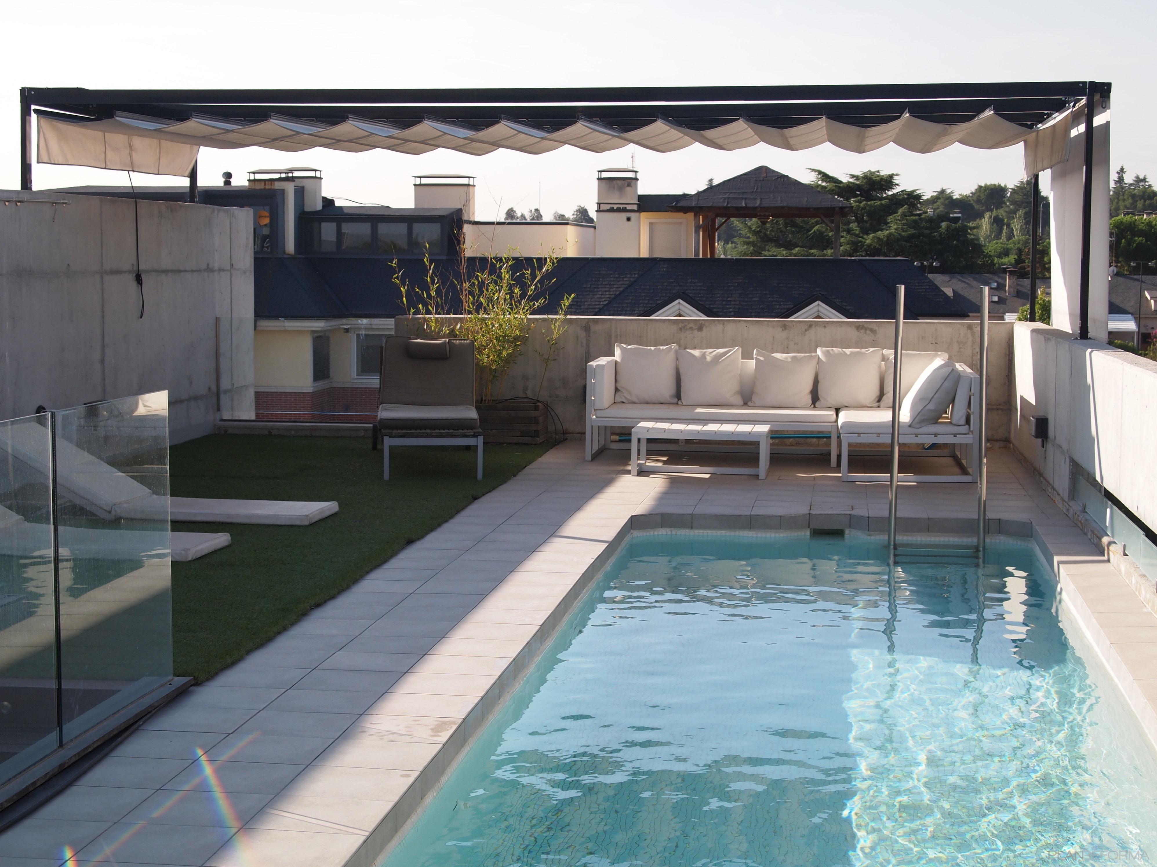 Piscina, Exterior style contemporaneo color azul cielo, blanco, gris, negro  diseñado por reformmia | Arquitecto 