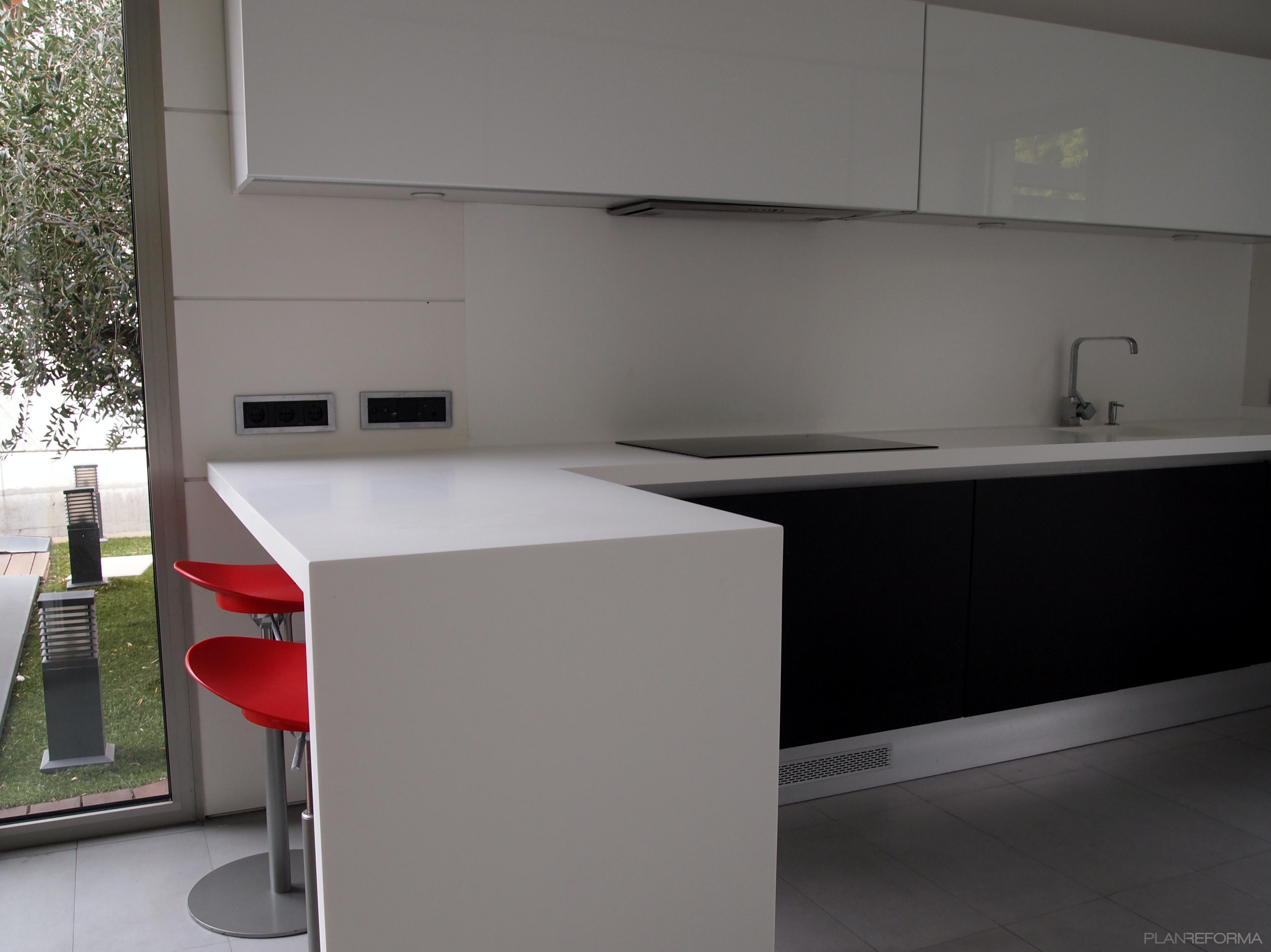 Cocina style contemporaneo color rojo, verde, blanco, gris, negro  diseñado por reformmia | Arquitecto 