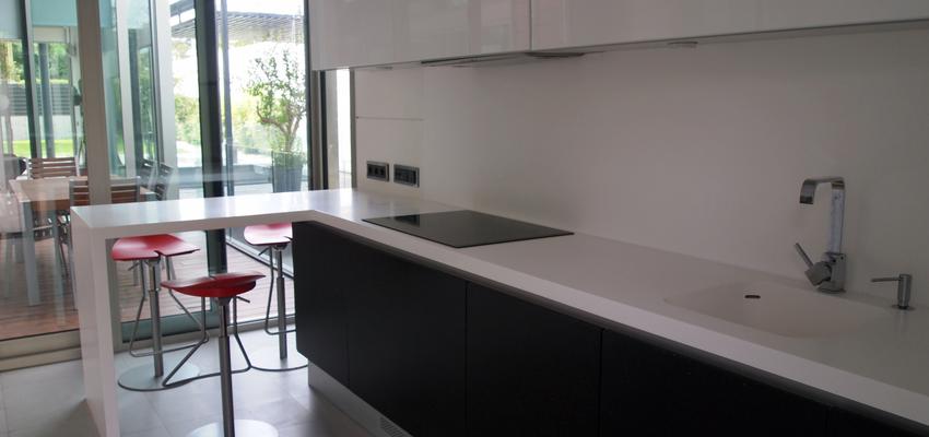 Cocina style contemporaneo color rojo, marron, blanco, gris, negro  diseñado por reformmia | Arquitecto 