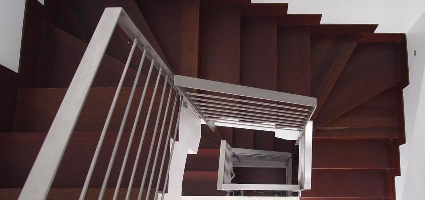 Escalera style contemporaneo color marron, blanco, gris  diseñado por reformmia | Arquitecto 