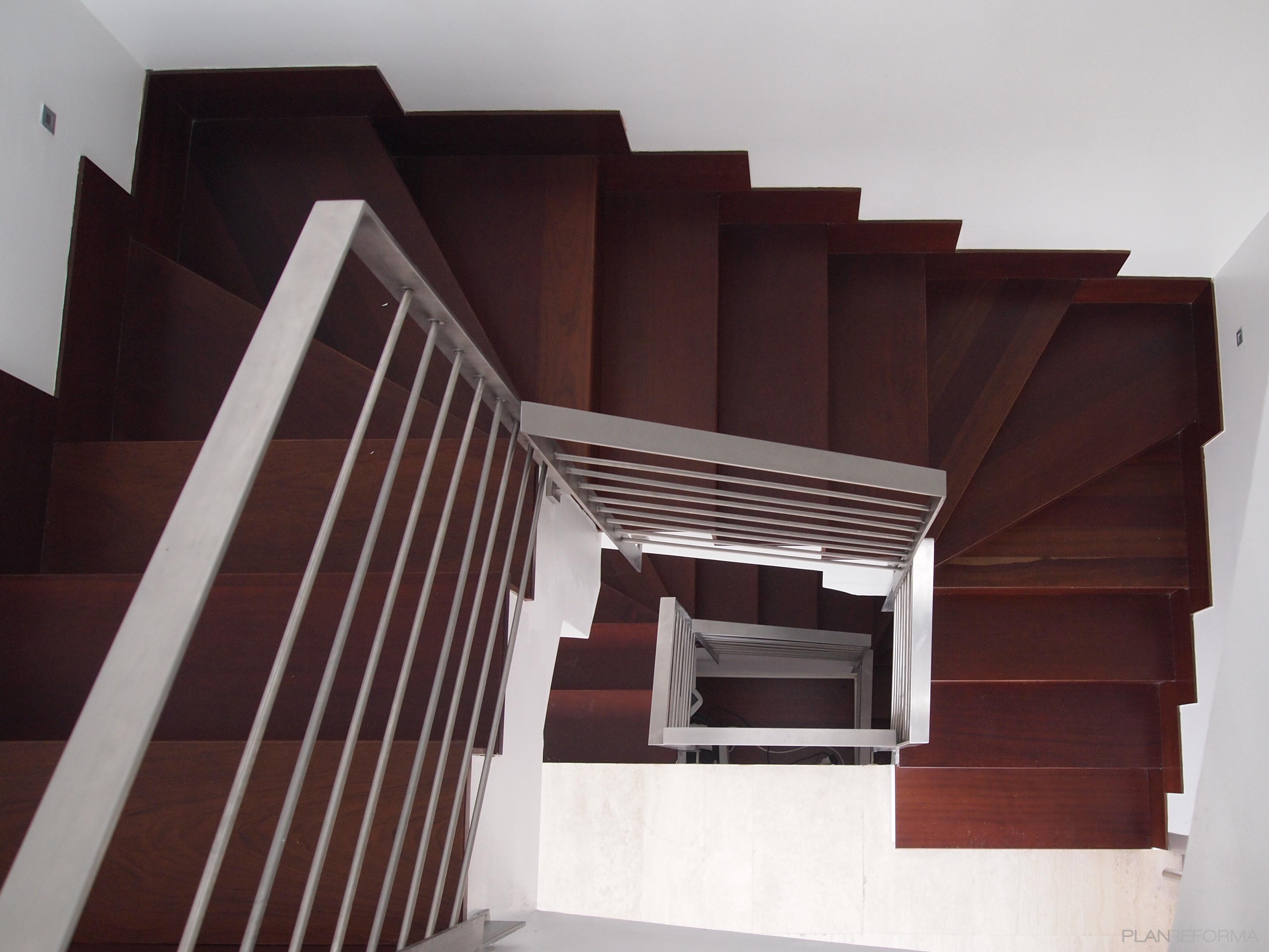 Escalera style contemporaneo color marron, blanco, gris  diseñado por reformmia | Arquitecto 