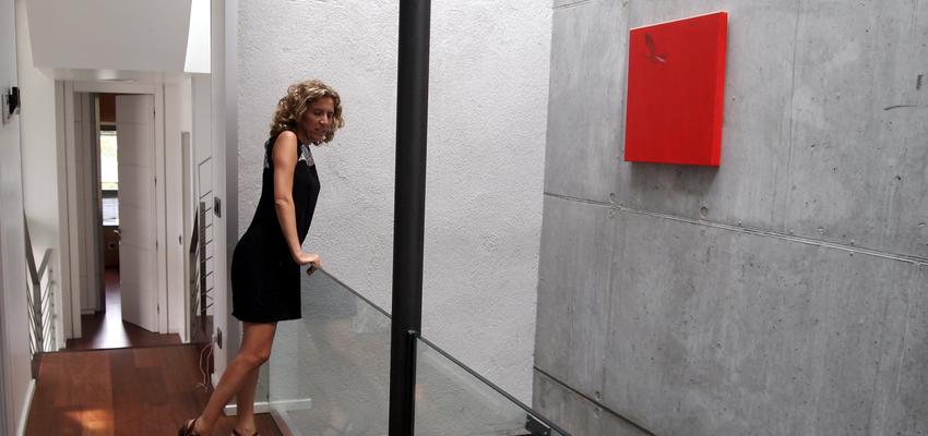 Pasillo style contemporaneo color rojo, marron, blanco, gris, negro  diseñado por reformmia | Arquitecto 