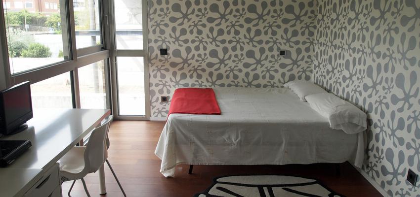 Dormitorio style contemporaneo color rojo, marron, blanco, gris, negro  diseñado por reformmia | Arquitecto 