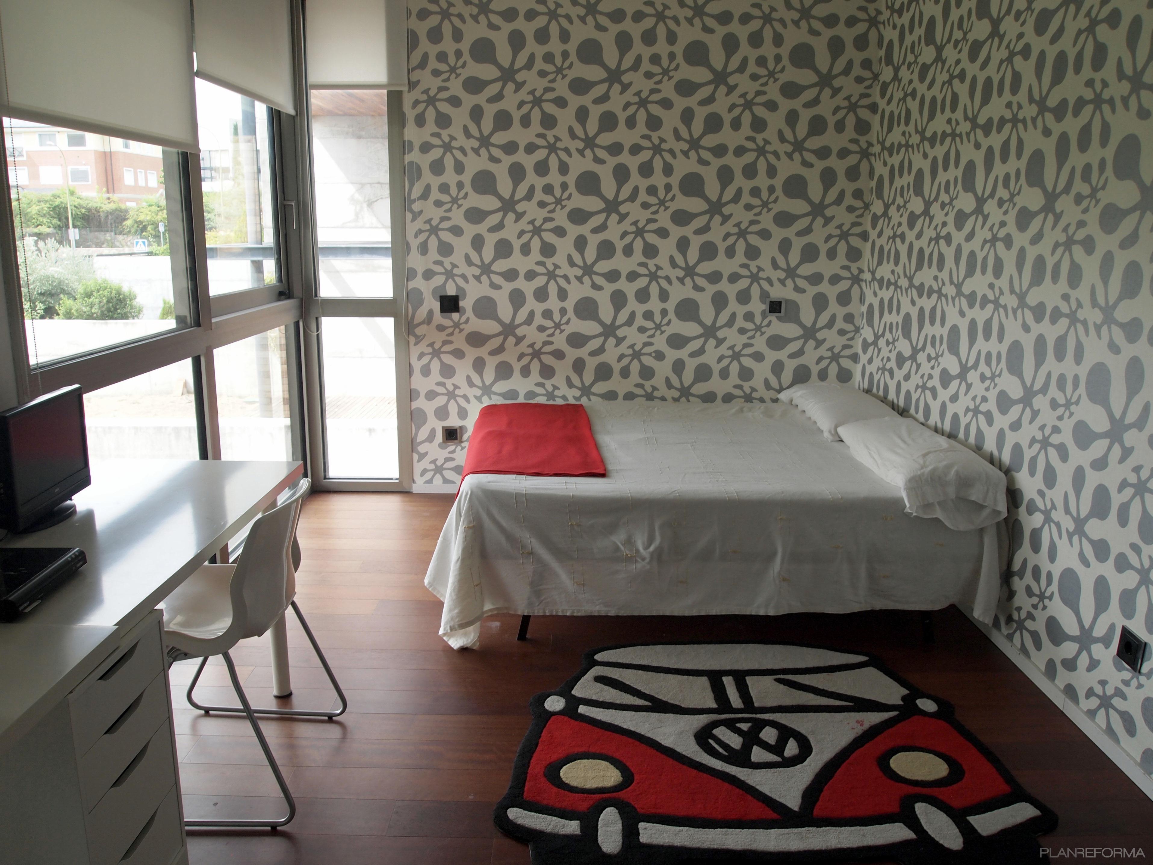 Dormitorio style contemporaneo color rojo, marron, blanco, gris, negro  diseñado por reformmia | Arquitecto 