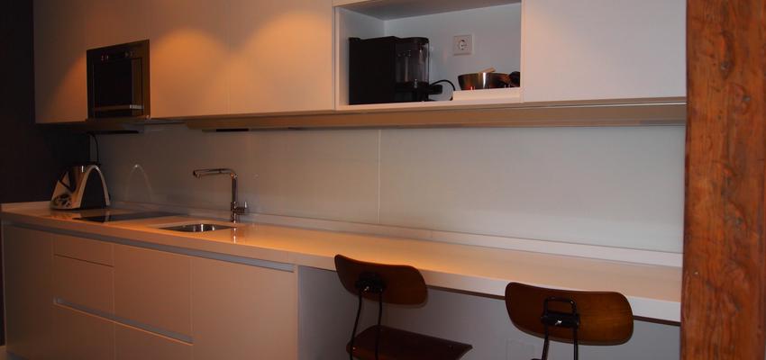 Cocina style contemporaneo color marron, blanco, negro  diseñado por reformmia | Arquitecto 