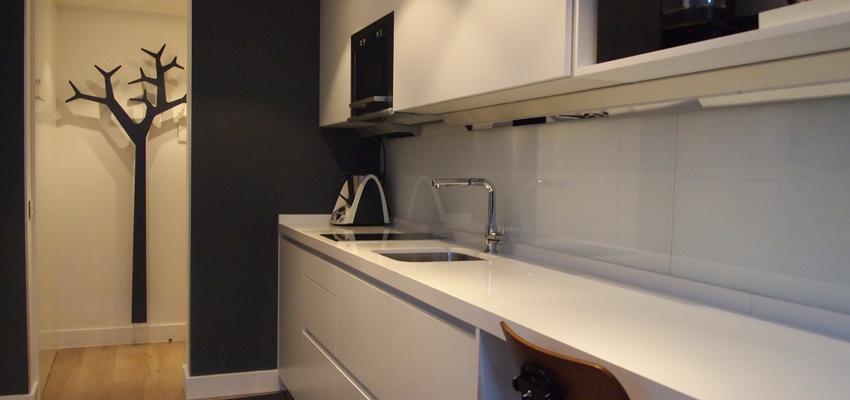 Cocina style contemporaneo color marron, marron, blanco, gris, negro  diseñado por reformmia | Arquitecto 