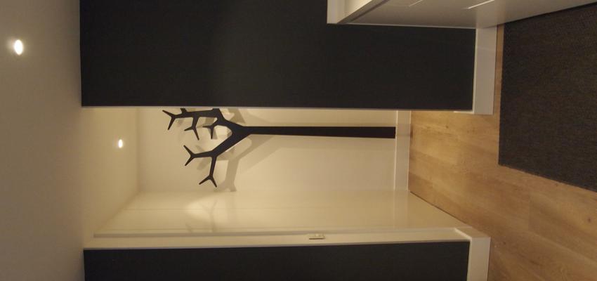 Vestibulo, Cocina style contemporaneo color marron, blanco, gris, negro  diseñado por reformmia | Arquitecto 