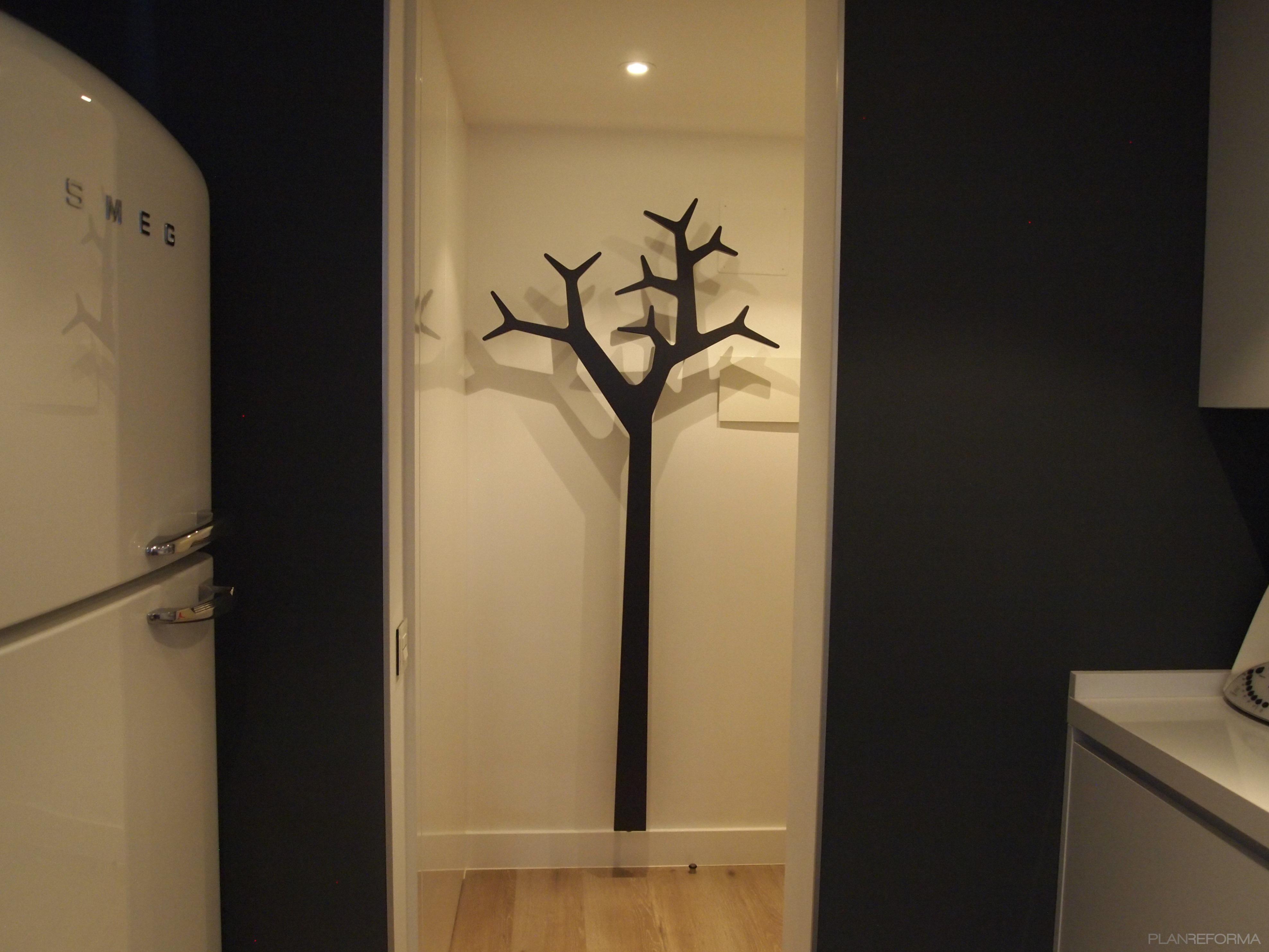 Vestibulo, Cocina style contemporaneo color marron, blanco, negro  diseñado por reformmia | Arquitecto 