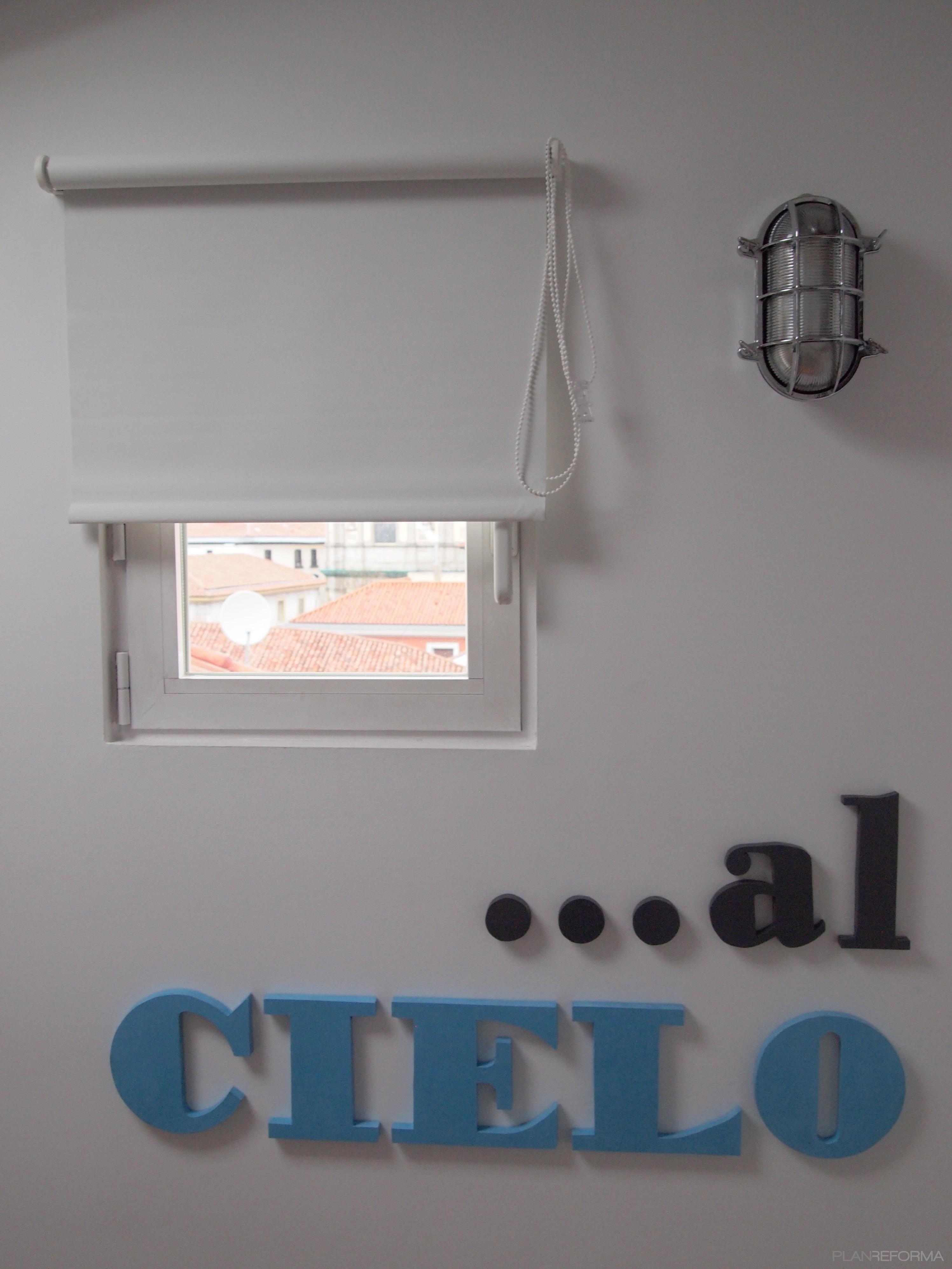 Pasillo style contemporaneo color azul, blanco, negro  diseñado por reformmia | Arquitecto 