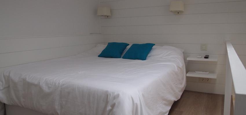 Dormitorio style contemporaneo color azul, marron, blanco  diseñado por reformmia | Arquitecto 