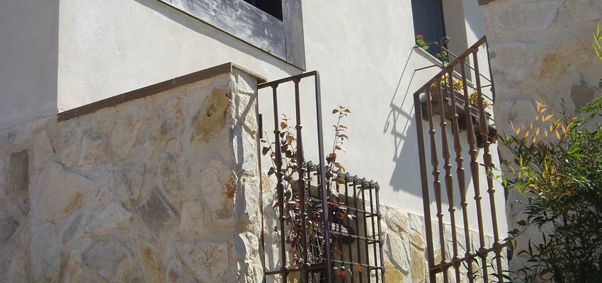 Exterior, Jardin style tradicional color marron, beige, blanco, negro  diseñado por reformmia | Arquitecto 