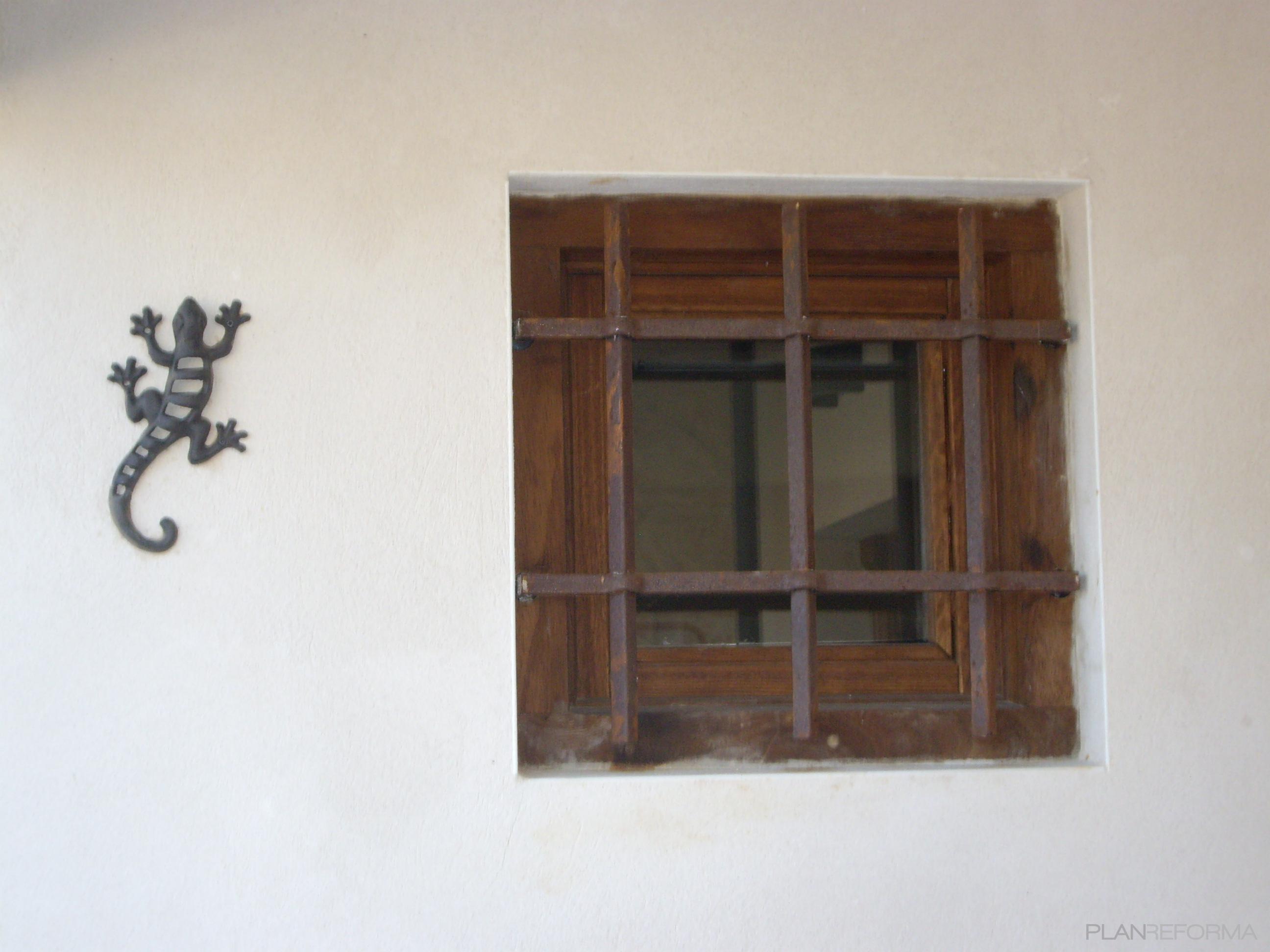 Exterior, Jardin style tradicional color marron, blanco  diseñado por reformmia | Arquitecto 