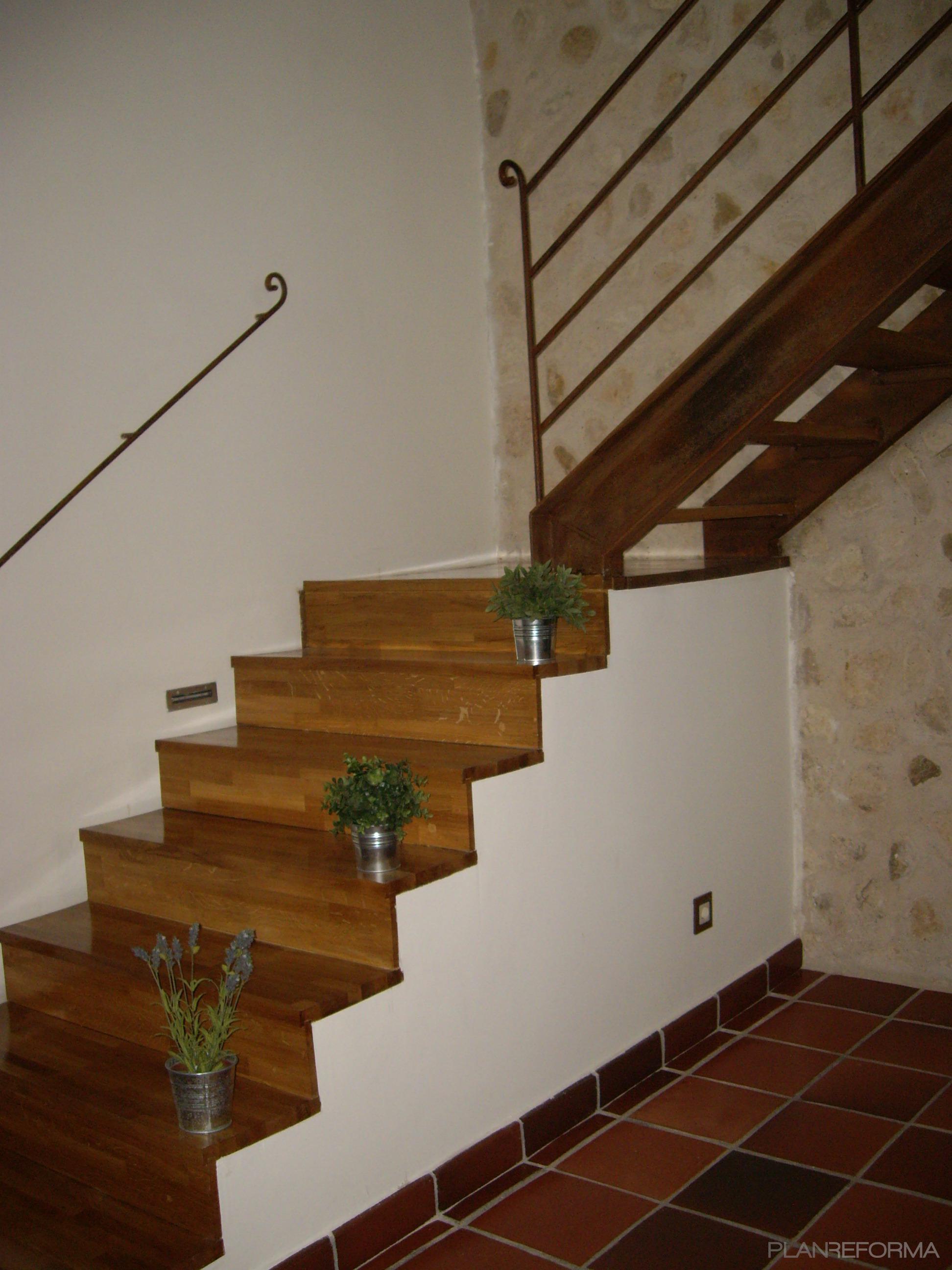 Escalera style tradicional color marron, marron, beige, marron, blanco  diseñado por reformmia | Arquitecto 