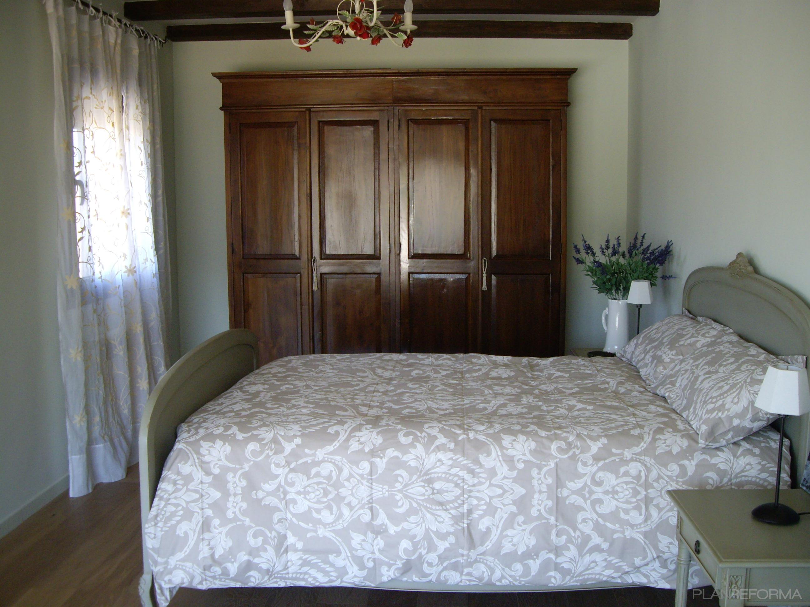 Dormitorio style tradicional color marron, beige, blanco, gris  diseñado por reformmia | Arquitecto 