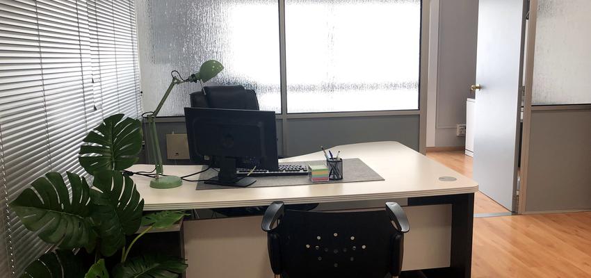 Oficina Estilo tradicional Color marron, verde, blanco, gris, gris  diseñado por LightHouse Studio | Interiorista | Copyright LightHouse Studio