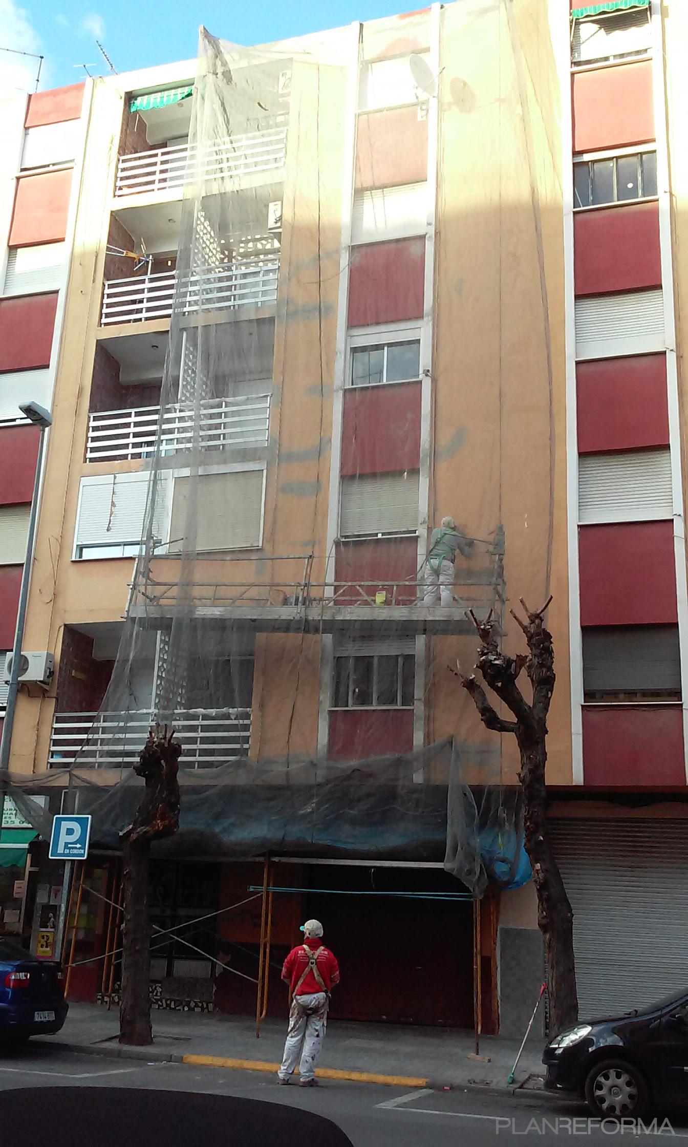 Exterior style tradicional color rojo, marron, blanco, gris  diseñado por Blancolor | Gremio 