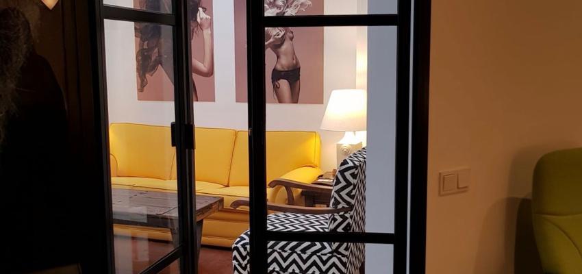 Salon Estilo contemporaneo Color marron, negro, dorado  diseñado por GRUPO ESTRENA | Gremio | Copyright GrupoEstrena