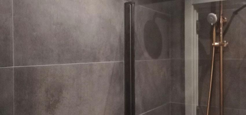 Baño Estilo moderno Color marron, negro, dorado  diseñado por GRUPO ESTRENA | Gremio | Copyright GrupoEstrena