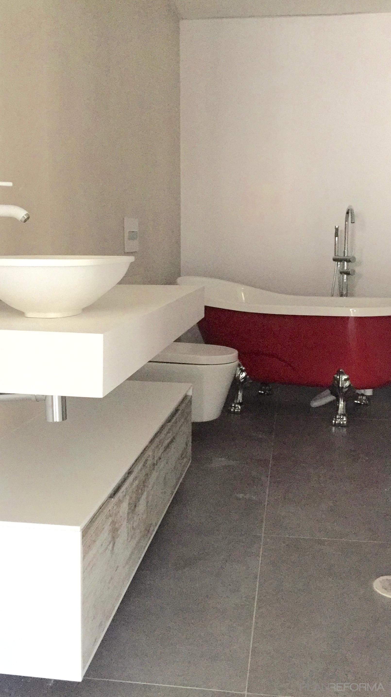 Baño Estilo moderno Color rojo, beige, blanco  diseñado por GRUPO ESTRENA | Gremio | Copyright GrupoEstrena