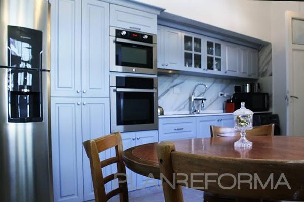 Cocina Estilo moderno Color azul cielo, blanco, gris