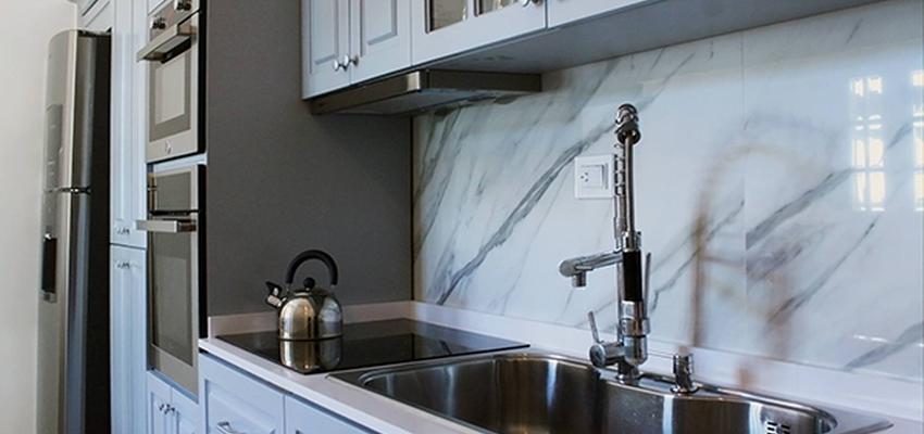 Cocina Estilo moderno Color azul cielo, gris, plateado  diseñado por Atlantico Arqs | Arquitecto | Copyright www.atlanticoarqs.com